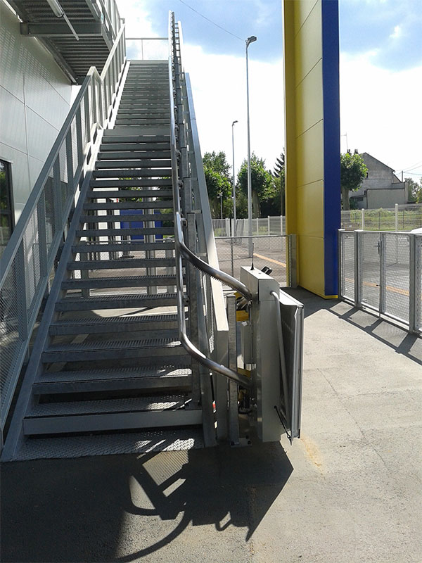 Pose d’une plateforme élévatrice oblique droite sur escalier permettant l’accès des personnes en fauteuils aux gradins